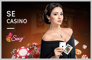 Bàn chơi Baccarat trực tuyến tại AE888 Casino với người chia bài thật và chip cược.